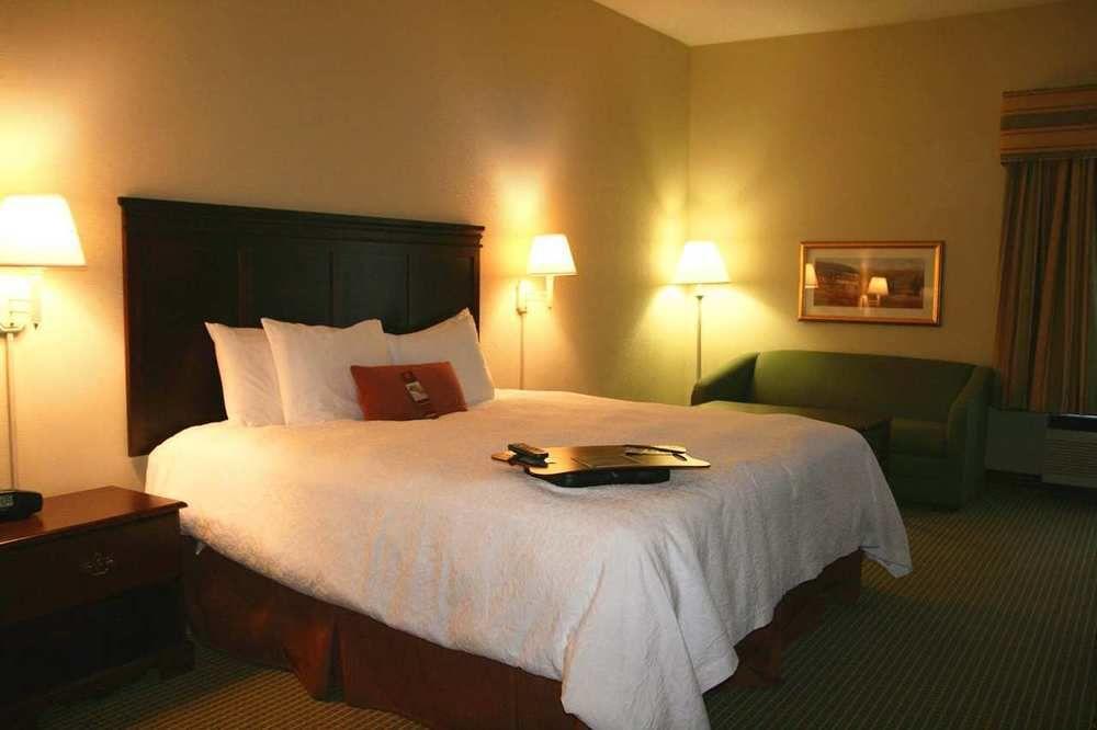 Hampton Inn Adel Exterior photo