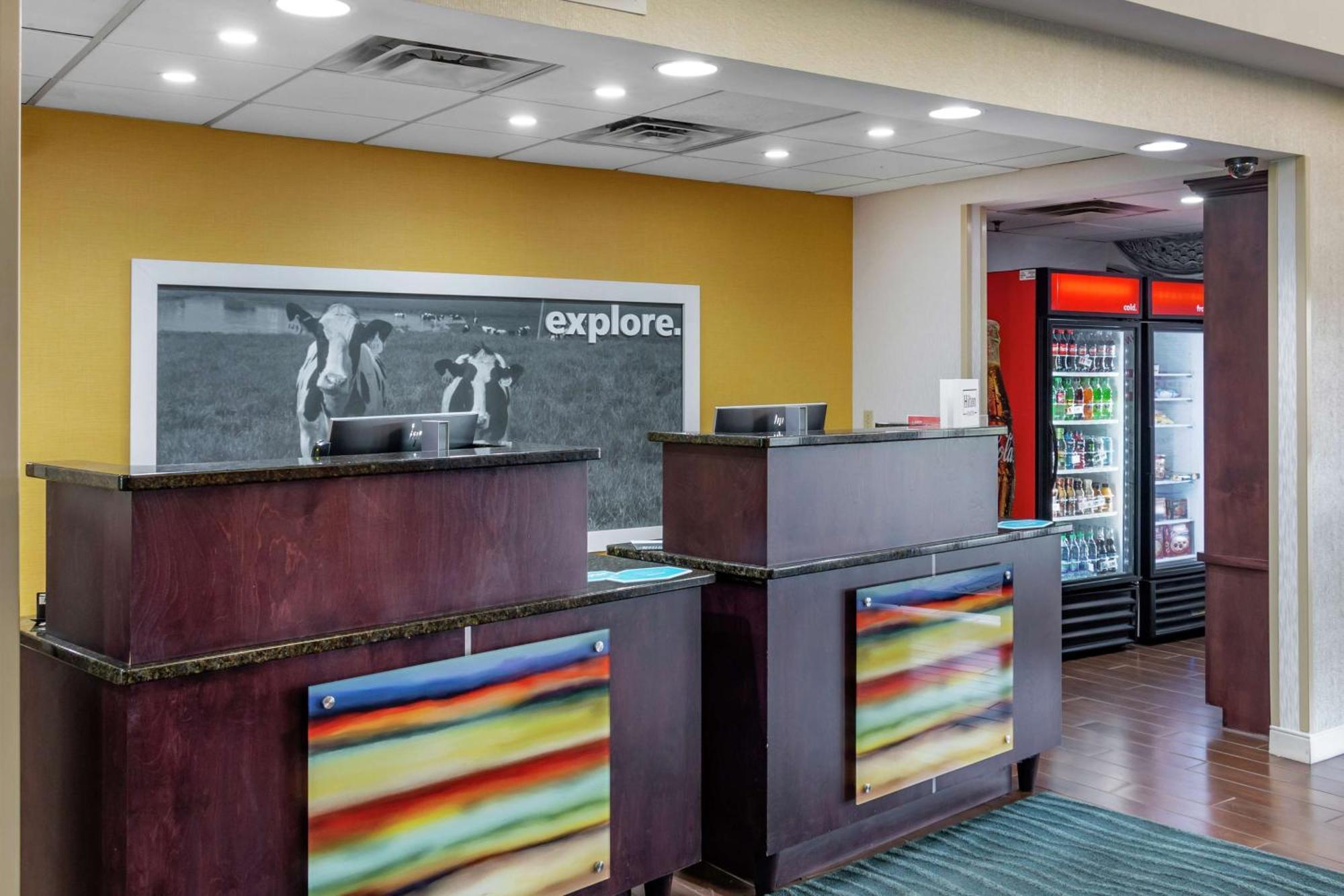Hampton Inn Adel Exterior photo