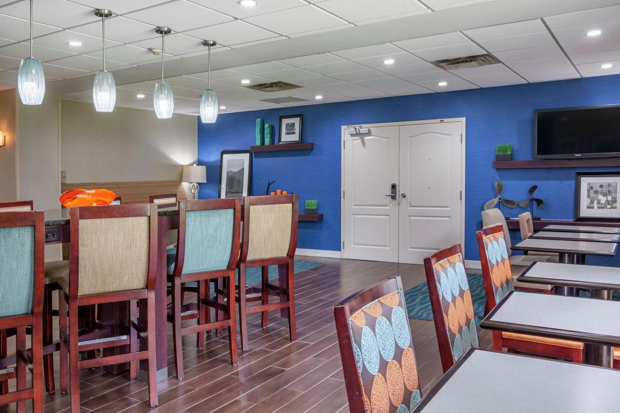 Hampton Inn Adel Exterior photo